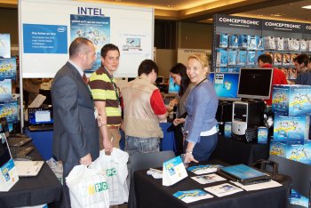 PcBox congrega a 100 franquiciados en Port Aventura