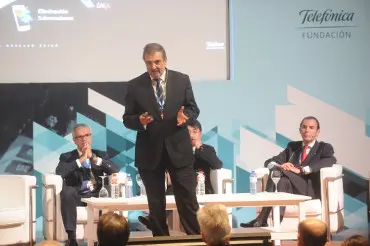 Telefónica se compromete a llevar la fibra óptica a todo el país en 2020