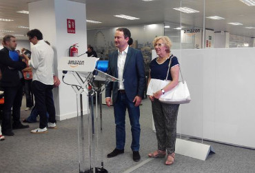 La alcaldesa de Madrid, Manuela Carmena, y François Nuyts, Vicepresidente y Director General de Amazon.es