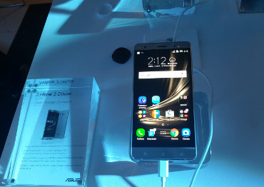 Asus ZenFone 3 Deluxe.