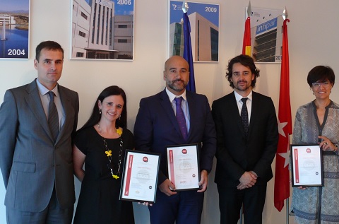 En el centro, Javier de la Cuerda, CEO de Enimbos, en el momento de recibir la certificación por parte de Oca