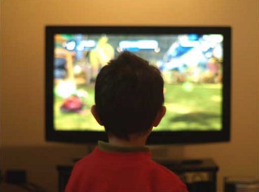 Un niño juega en su casa.