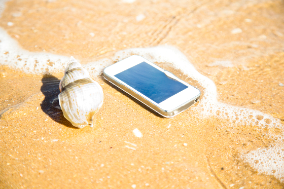 Smartphone en una playa.