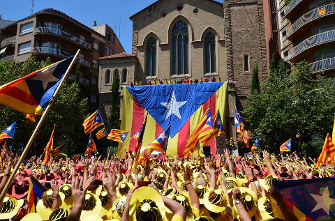 Despliegue de una estelada en Manresa.
