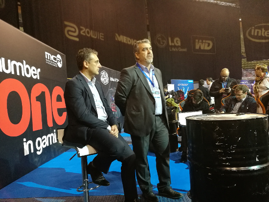 Pedro Quiroga, CEO de MCR, a la derecha.