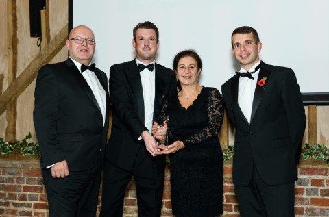 Jelle Wijndelts, Dan Kirtley y Su Kent, de Snow Software, recogen el galardón en los ITAM Review Excellence Awards.