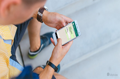 Un usuario envía mensajes a través de WhatsApp.