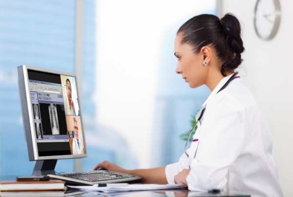 Un médico consulta en Internet.