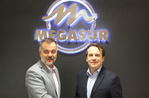 Firma del acuerdo entre Toshiba y Megasur.