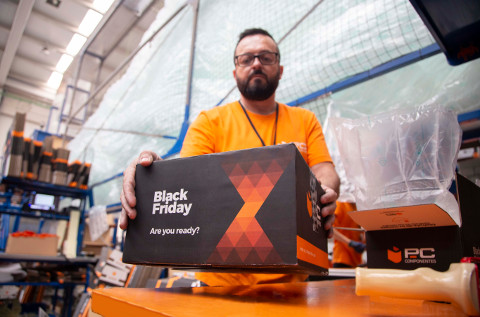Un operario de PcComponentes trabaja durante la campaña de Black Friday.