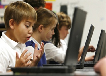 Niños en una clase de informática.