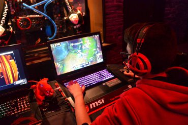 Un gamer juega con un portátil de MSI.