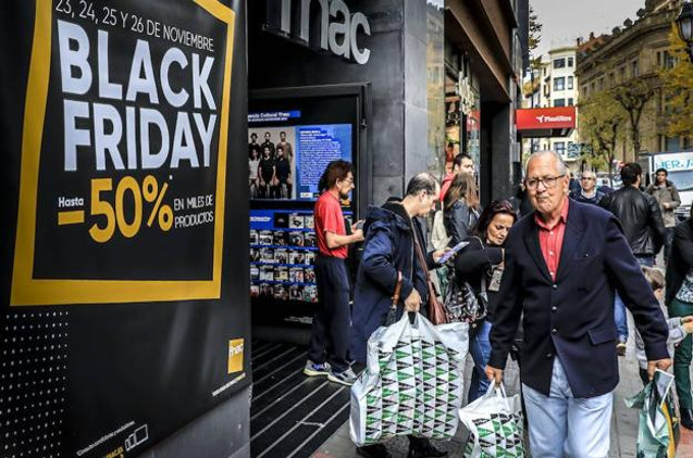 Un comprador durante la jornada de Black Friday.