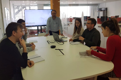 Fran Salinas, de pie, con parte del equipo de DQS Consulting.