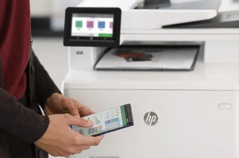 Un usuario se conecta con una impresora de HP.