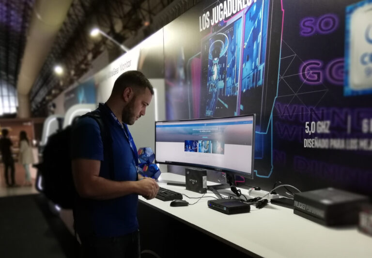 Un asistente al evento de PC gaming de MCR 2019.