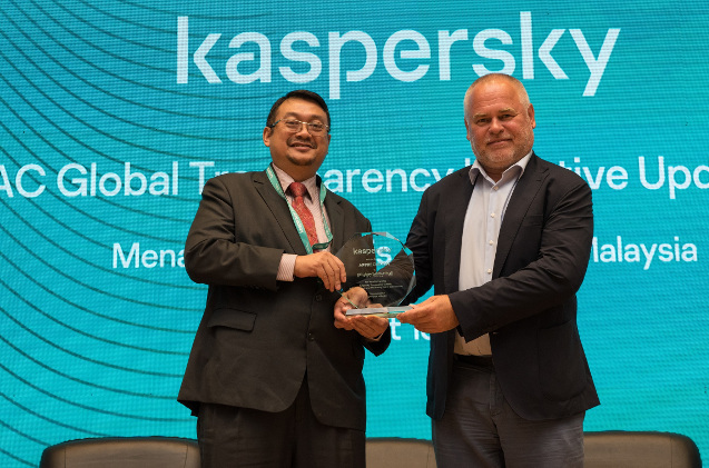 Eugene Kaspersky (a la derecha), en la inauguración del centro de transparencia de Malasia.
