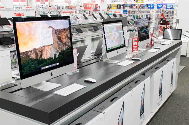 Desktops expuestos en una tienda de MediaMarkt.
