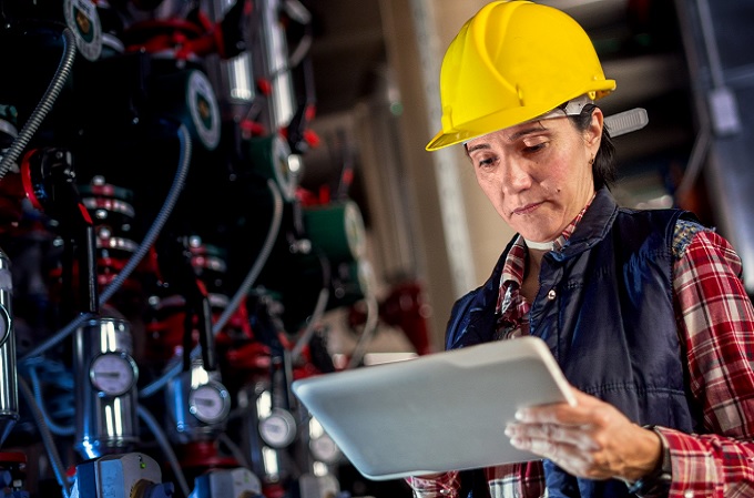 Un operario en un entorno industrial.