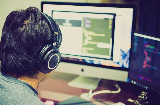 Un desarrollador de videojuegos.