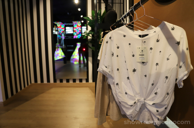 Tienda de ropa vacía.