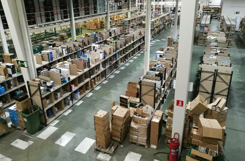 Aspecto del almacén de DMI en Madrid.