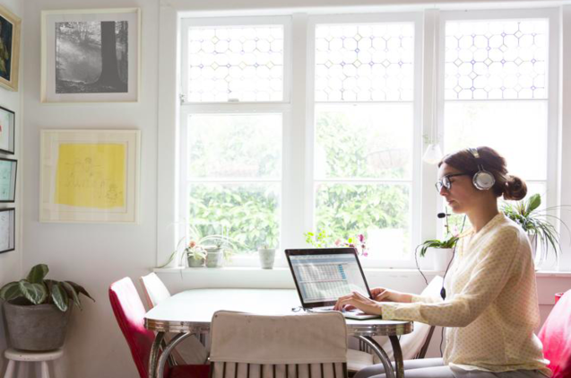 Una persona hace teletrabajo.