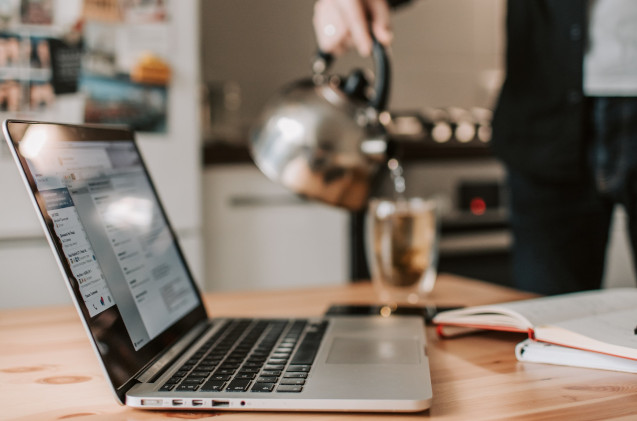 Un portátil sirve para hacer teletrabajo.