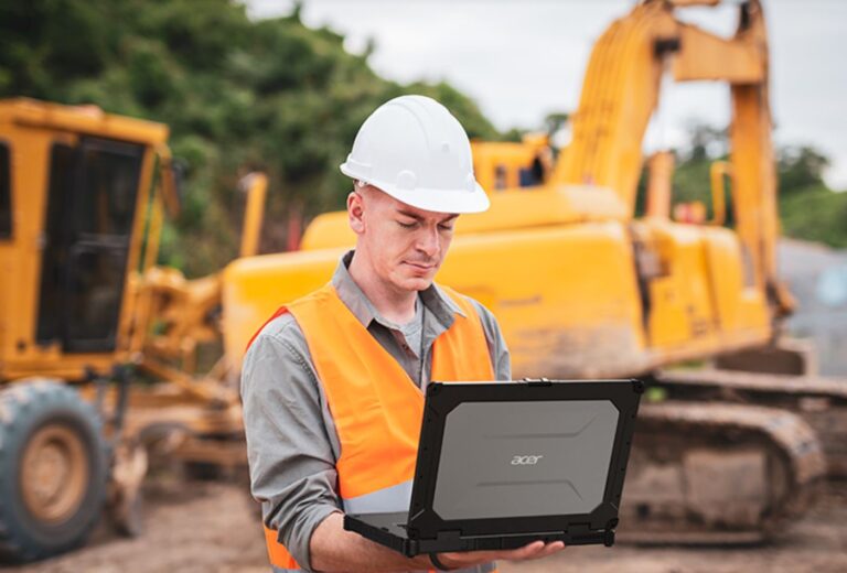 Trabajador con un portátil rugerizado de Acer.