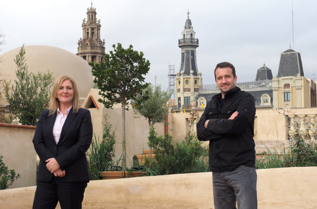 Montserrat Peidro-Insa, Directora General de ALSO Cloud España, y Miquel Martí, CEO de Barcelona Tech City, en la terraza del Pier03.