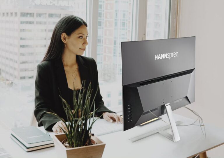 Una persona usa un monitor de Hannspree.