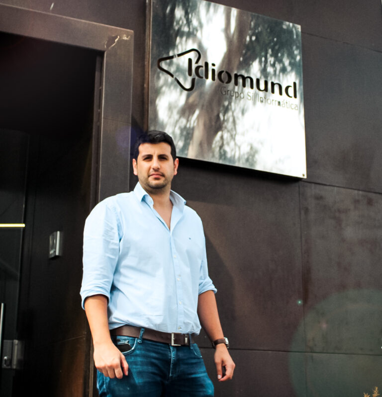 Albert Guijarro, por fuera de las oficinas de Idiomund en Blanes, Gerona.