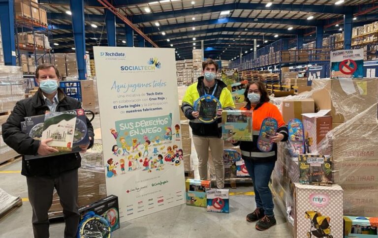 Campaña recogida de juguetes en el almacén de Tech Data en Alovera.