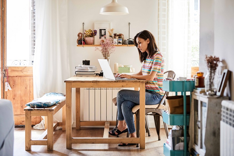 Una persona trabaja desde su casa.