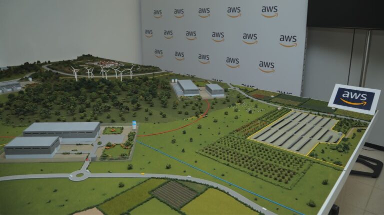 Maqueta de la región cloud de AWS en España.