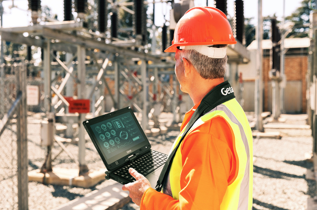 Un obrero especializado controla una instalación con un portátil de Getac. 