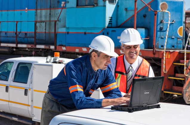 Profesionales trabajando con un portátil rugerizado de Getac. 