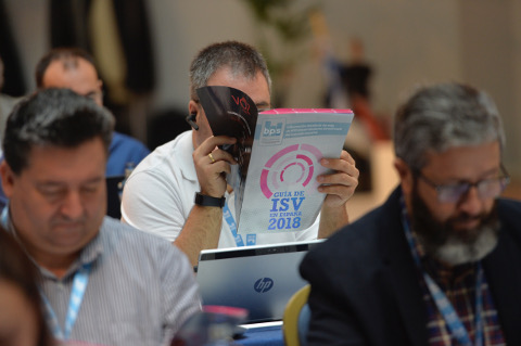 Un asistente ojea la Guía ISV 2018. Un asistente ojea la Guía ISV 2018.