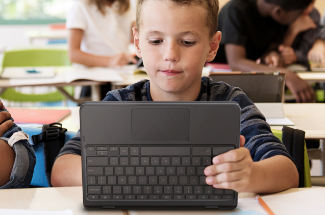 Un niño usa un Chromebook en una escuela. 