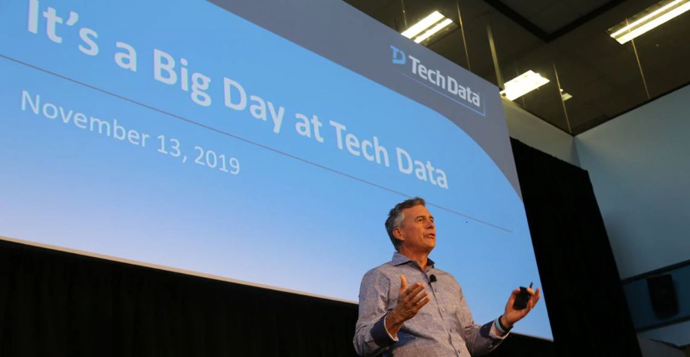 Rich Hume, CEO de Tech Data, habla de la compra a sus empleados.