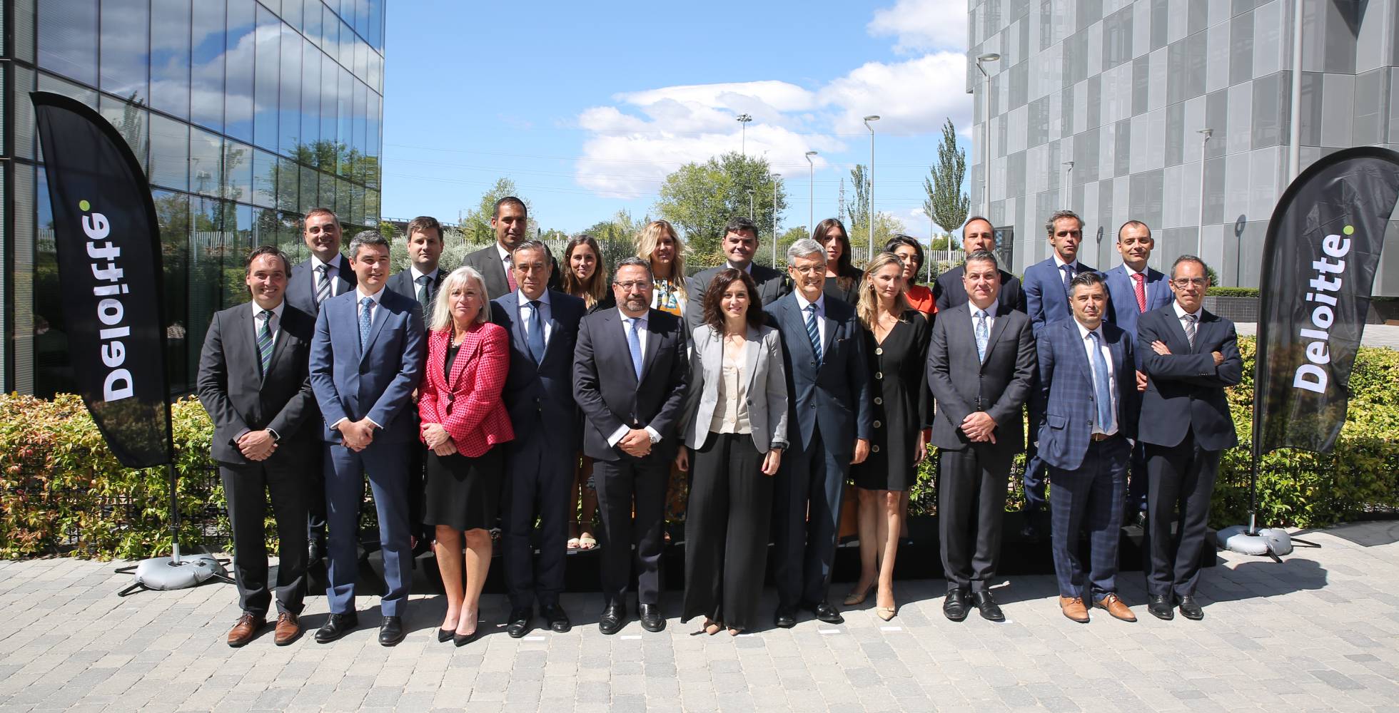 La presidenta de la Comunidad de Madrid, Isabel Díaz Ayuso, junto a Alfonso Mur, responsable de seguridad de Deloitte Madrid (izquierda), Fernando Ruiz, presidente de la empresa (derecha) y otros cargos de Deloitte y la Comunidad.