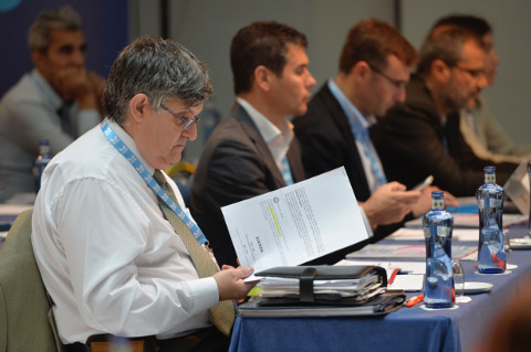 Un asistente ojea la agenda del Foro ISV 2017. 