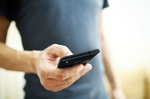 Un usuario maneja un smartphone. Un usuario maneja un smartphone.