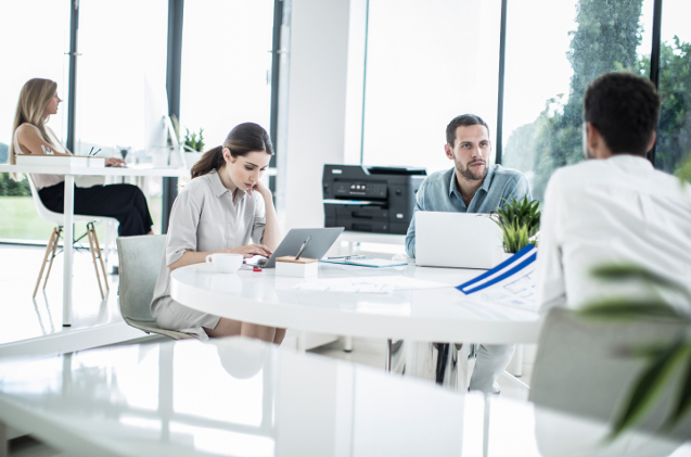 Una oficina con equipamiento de Brother. 