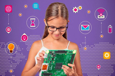 Niña interesada en la tecnología.